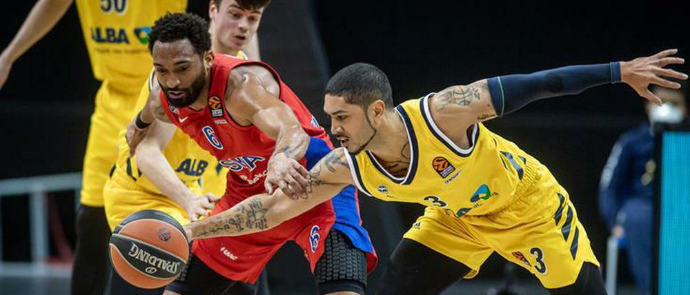 Zuerst am Ball. Albas Peyton Siva im Duell mit Darrun Hilliard.
