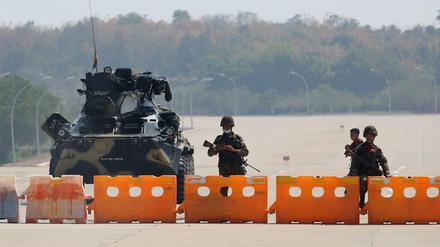 Soldaten sperren die Straße zum Parlament in Naypyidaw ab. Erinnerungen an ein halbes Jahrhundert Militärdiktatur werden wach.