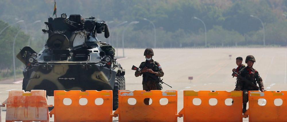 Soldaten sperren die Straße zum Parlament in Naypyidaw ab. Erinnerungen an ein halbes Jahrhundert Militärdiktatur werden wach.