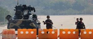 Soldaten sperren die Straße zum Parlament in Naypyidaw ab. Erinnerungen an ein halbes Jahrhundert Militärdiktatur werden wach.