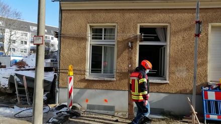 Mit provisorischen Ankern wurde das benachbarte Wohnhaus stabilisiert.