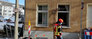 Mit provisorischen Ankern wurde das benachbarte Wohnhaus stabilisiert.