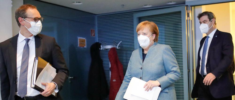 Michael Müller, Angela Merkel und Markus Söder nach der Pressekonferenz zum Impfgipfel.