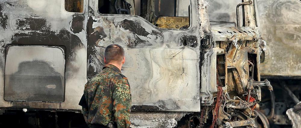 Hass auf Militär. Linksextreme Serientäter zündeln seit Jahren in Leipzig. Fahrzeuge der Bundeswehr waren mehrmals Ziel. Auf dem Bild ausgebrannte Lkw im März 2016