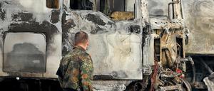 Hass auf Militär. Linksextreme Serientäter zündeln seit Jahren in Leipzig. Fahrzeuge der Bundeswehr waren mehrmals Ziel. Auf dem Bild ausgebrannte Lkw im März 2016