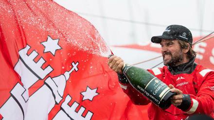 Champagner für Boris Herrmann. Der deutsche Segler schafft es beim Vendée Globe unter die besten fünf.