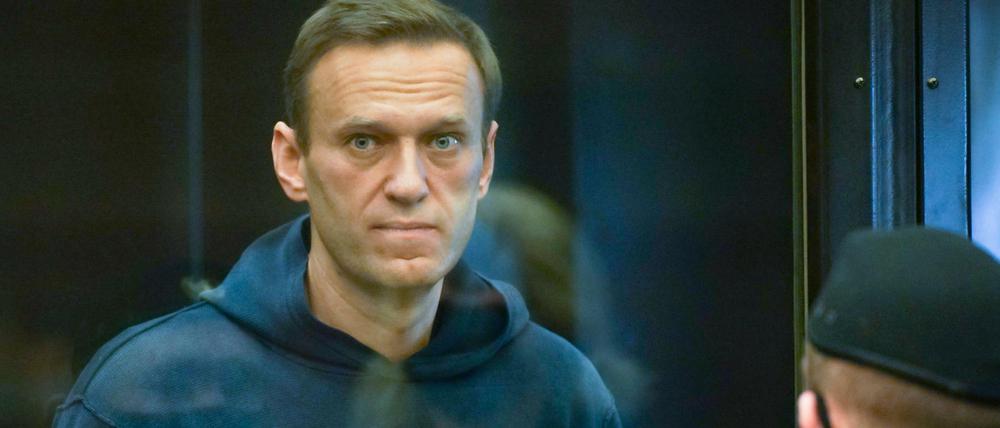 Alexej Nawalny steht im Käfig während einer Anhörung zu einem Antrag des russischen Strafvollzugsdienstes, die Bewährungsstrafe in eine echte Gefängnisstrafe umzuwandeln.