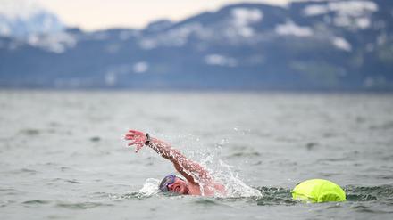 2210 Meter in 41 Minuten: Eisschwimmer Paul Bieber hat im Bodensee den deutschen Rekord gebrochen.