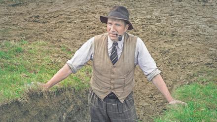 Ralph Fiennes spielt den britischen Hobby-Buddler mit sprödem Charme und krummem Rücken.