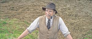 Ralph Fiennes spielt den britischen Hobby-Buddler mit sprödem Charme und krummem Rücken.