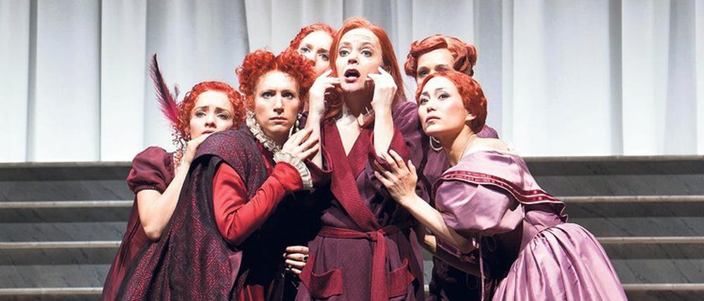 Janáceks „Die Sache Makropulos“ wurde mit Evelyn Herlitzius (Mitte) in der Titelrolle in Berlin zuletzt 2016 von David Hermann an der Deutschen Oper inszeniert. Foto: DOB/Bernd Uhlig