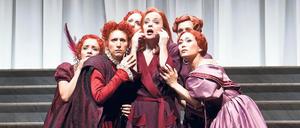 Janáceks „Die Sache Makropulos“ wurde mit Evelyn Herlitzius (Mitte) in der Titelrolle in Berlin zuletzt 2016 von David Hermann an der Deutschen Oper inszeniert. Foto: DOB/Bernd Uhlig