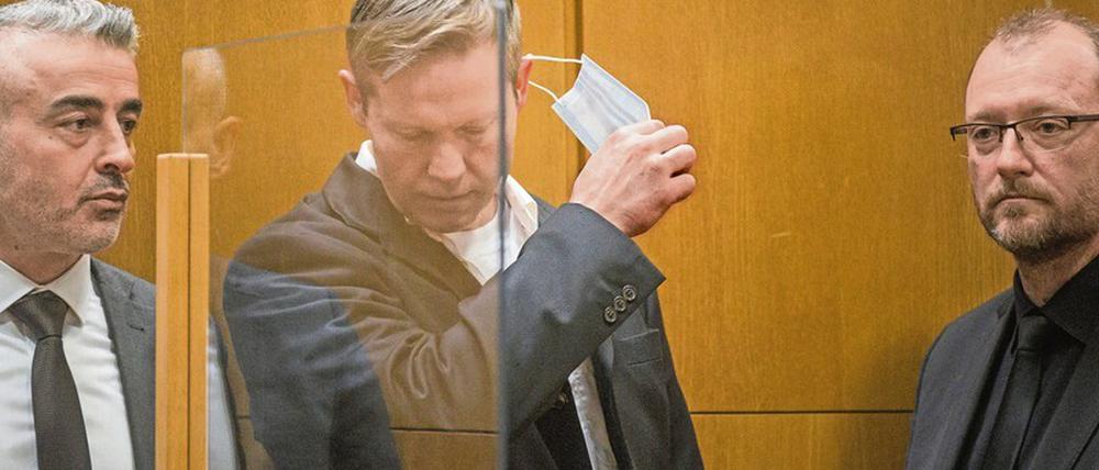Stephan Ernst (Bildmitte, mit seinen Anwälten) nahm das Urteil regungslos zur Kenntnis.