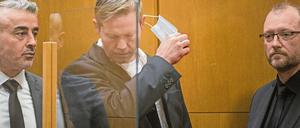 Stephan Ernst (Bildmitte, mit seinen Anwälten) nahm das Urteil regungslos zur Kenntnis.