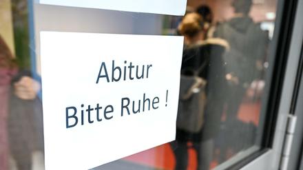 Die Abiturenten sind noch bis Mitte April regelmäßig in den Schulen. Dann beginnen die Abi-Klausuren.