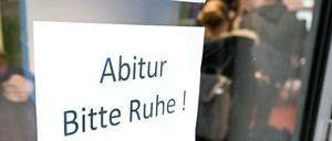 Die Abiturenten sind noch bis Mitte April regelmäßig in den Schulen. Dann beginnen die Abi-Klausuren.