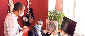 Büro-Etikette. Manchem Kollegen ist die Neugier zu viel. 