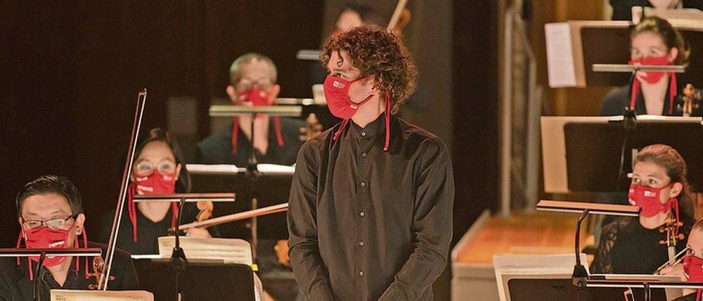 Robin Ticciati dirigiert ein Online-Konzert des Deutschen Symphonieorchrchesters.