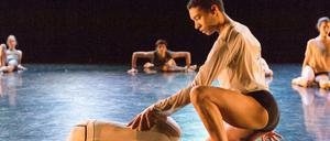Schüler der Staatlichen Ballettschule Berlin führen im März 2017 in Berlin Ausschnitte des Stückes "far" von W. McGregor auf. 