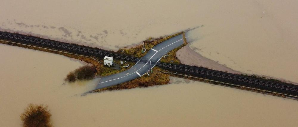 Hochwasser an einem Bahnübergang bei Nidderau in Hessen