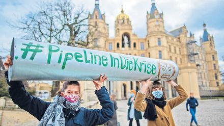 Mitglieder der Bewegung Fridays for Future demonstrieren vor dem Landtag in Schwerin gegen Nord Stream 2. 