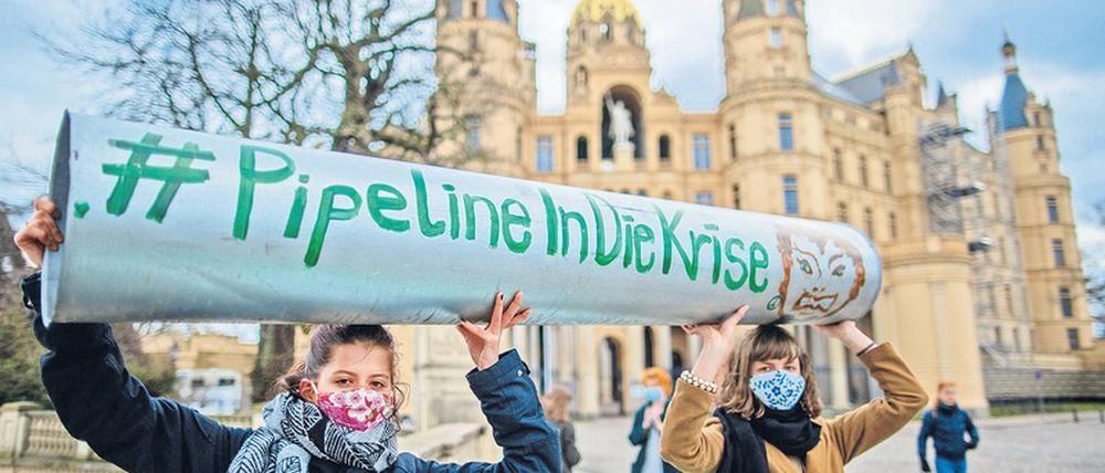 Mitglieder der Bewegung Fridays for Future demonstrieren vor dem Landtag in Schwerin gegen Nord Stream 2. 