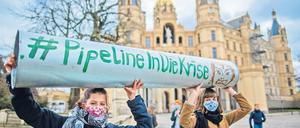 Mitglieder der Bewegung Fridays for Future demonstrieren vor dem Landtag in Schwerin gegen Nord Stream 2. 