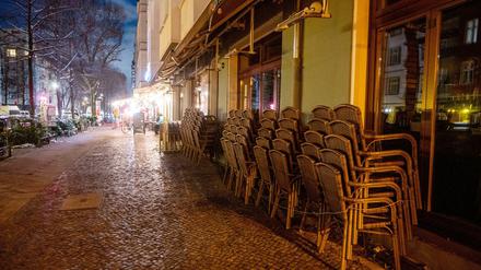 Stühlestapel vor einem geschlossenen Restaurant im Berliner Stadtteil Friedrichshain