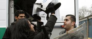 Die Berliner Polizei versucht seit Jahren mit speziellen Programmen die Anzahl der Migranten in ihren Reihen zu erhöhen (Archivfoto vom 07.12.2005).