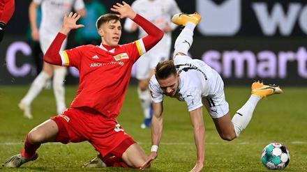 Nichts passiert. Nico Schlotterbeck (l.) im Duell mit Gladbachs Hannes Wolf.