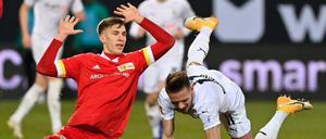 Nichts passiert. Nico Schlotterbeck (l.) im Duell mit Gladbachs Hannes Wolf.