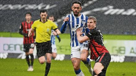 Beim frostigen Duell zwischen Frankfurt und Hertha (hier links Cunha gegen Eintrachts Hinteregger) schenkten sich beide Teams nichts.