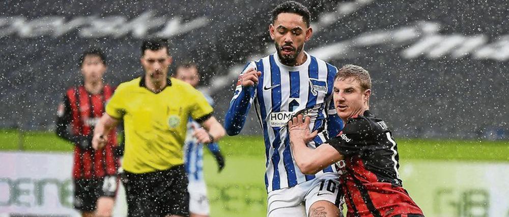 Beim frostigen Duell zwischen Frankfurt und Hertha (hier links Cunha gegen Eintrachts Hinteregger) schenkten sich beide Teams nichts.