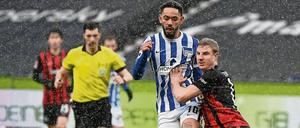 Beim frostigen Duell zwischen Frankfurt und Hertha (hier links Cunha gegen Eintrachts Hinteregger) schenkten sich beide Teams nichts. 