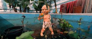 Das Wesen der Zukunft. Bianca Kennedy und die Gruppe Swan Collective kreierten ein Baby, das plötzlich im Raum steht.