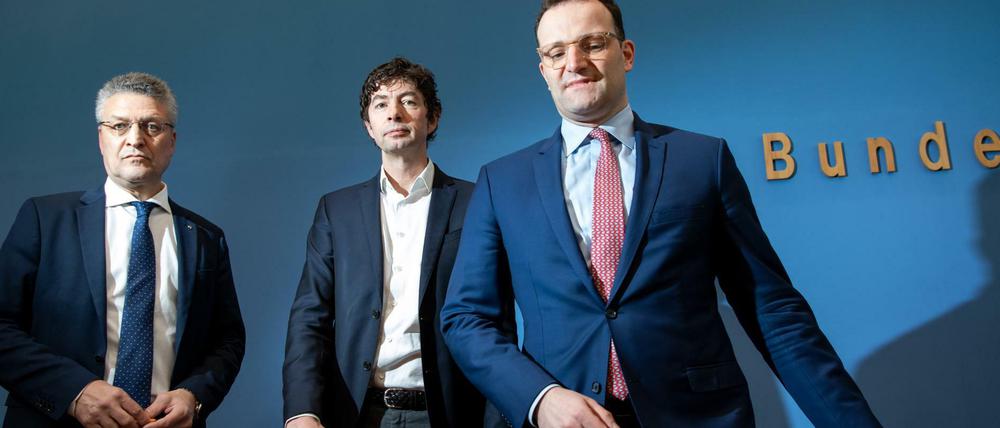Ist ein Strategiegipfel mit Wieler (r.), Drosten (M.), Spahn und Co. der nächste Schritt?
