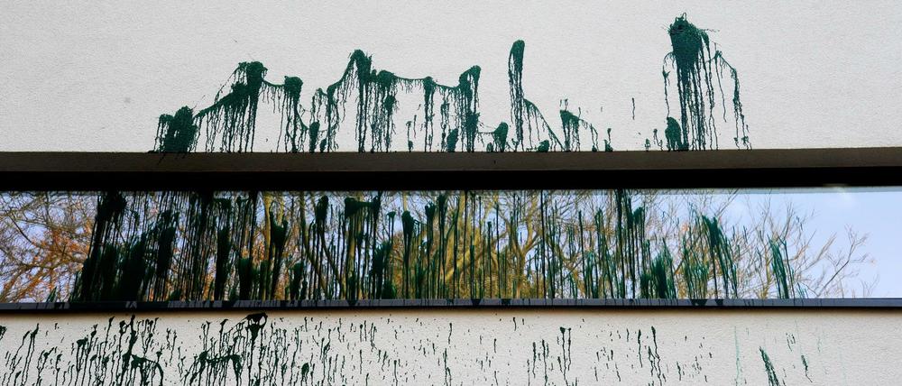 (Symbolbild) Hier ist der Farbanschlag auf ein neues Wohnhaus in der Riemeisterstraße in Berlin Zehlendorf am 11. November 2012 zusehen. 