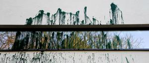 (Symbolbild) Hier ist der Farbanschlag auf ein neues Wohnhaus in der Riemeisterstraße in Berlin Zehlendorf am 11. November 2012 zusehen. 