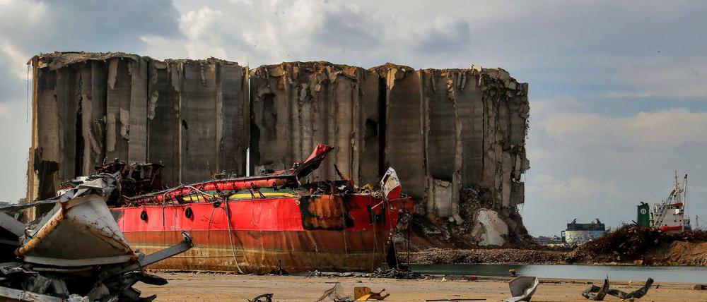 Ground Zero. Schiffwracks und ein zerstörter Silo im Hafen von Beirut, wo am 4. August 2020 Tausende Tonnen Ammoniumnitrat explodierten. Der Wiederaufbau geht nur schleppend voran.