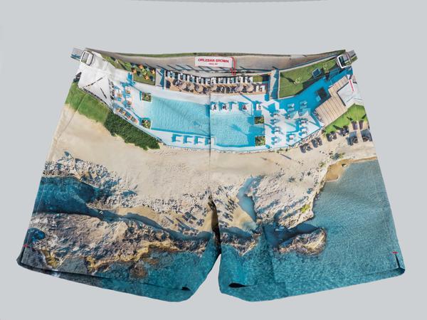Auf der Badehose von Orlebar Brown ist das Abaton Resort abgebildet.