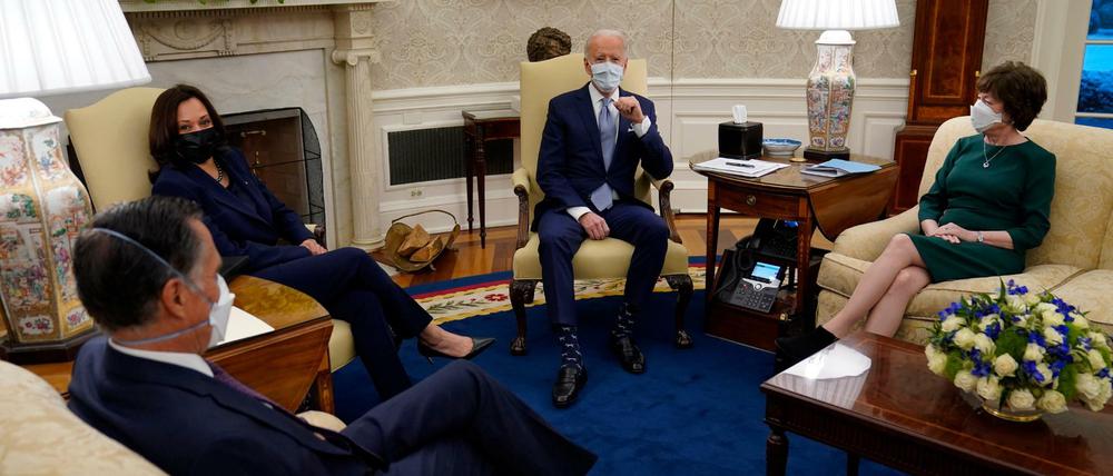 US-Präsident Joe Biden und seine Stellvertreterin Kamala Harris mit den republikanischen Senatoren Susan Collins (rechts) und Mitt Romney (links) am Montag im Weißen Haus.