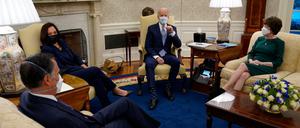 US-Präsident Joe Biden und seine Stellvertreterin Kamala Harris mit den republikanischen Senatoren Susan Collins (rechts) und Mitt Romney (links) am Montag im Weißen Haus. 