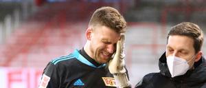Torwart Andreas Luthe musste gegen Gladbach mit Schwindelgefühlen ausgewechselt werden.