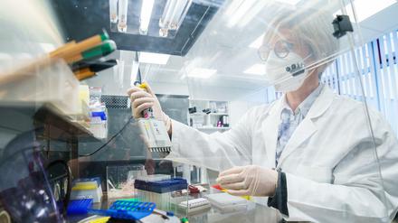 Das Unternehmen Bioscientia, eines der größten Labore in Deutschland, hilft mit Sequenzer-Automaten bei der Suche nach Corona-Mutanten.