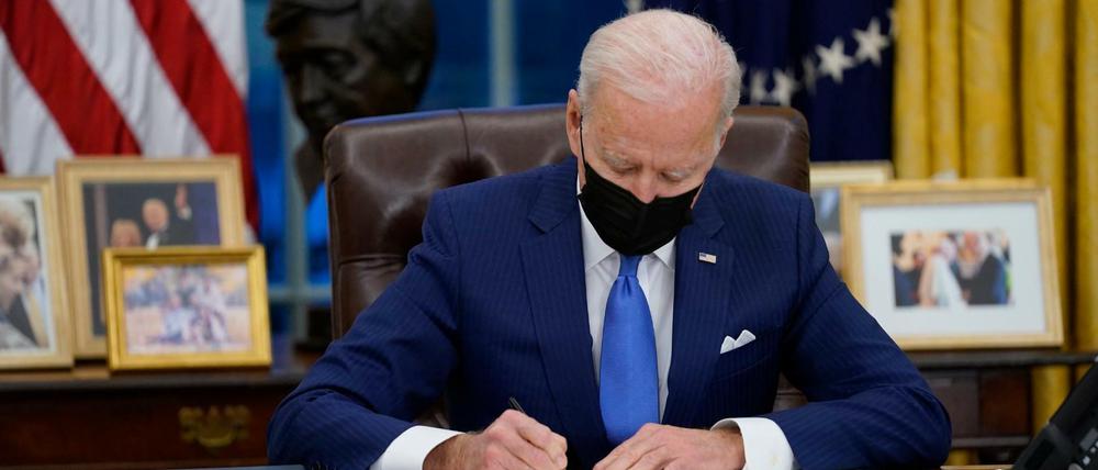 Joe Biden unterzeichnet eine Executive Order zur Einwanderung im Oval Office des Weißen Hauses.