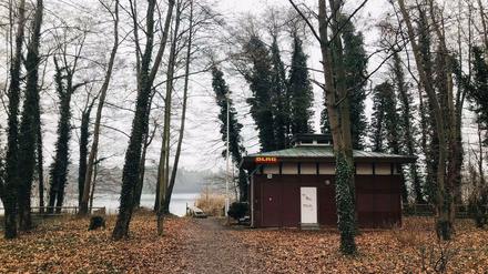 Die Jalousien sind seit 2019 (!) unten. Die Station ist ein Sanierungsfall. Hinten der Glienicker See.