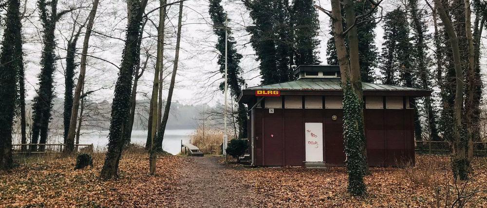 Die Jalousien sind seit 2019 (!) unten. Die Station ist ein Sanierungsfall. Hinten der Glienicker See.