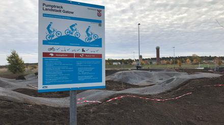 Der "Pumptrack" in der Landstadt Gatow, hinten der Radarturm des alten Flugplatzes.