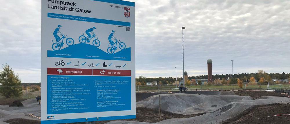 Der "Pumptrack" in der Landstadt Gatow, hinten der Radarturm des alten Flugplatzes.