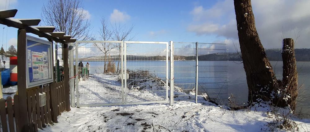 Januar 2021. Ein schweres Tor versperrt jetzt den Weg. Rechts zu erkennen: der Trampelpfad, wo Leute am Zaun vorbeiklettern.